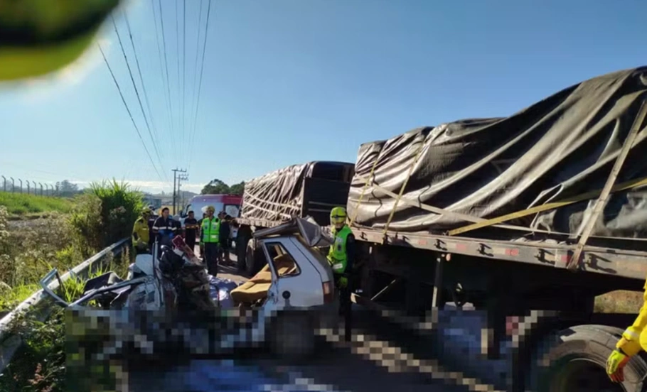 Acidente entre carro e caminhão deixa 5 mortos em rodovia de SC