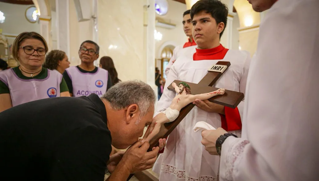 Adoração com o Beijo da Cruz