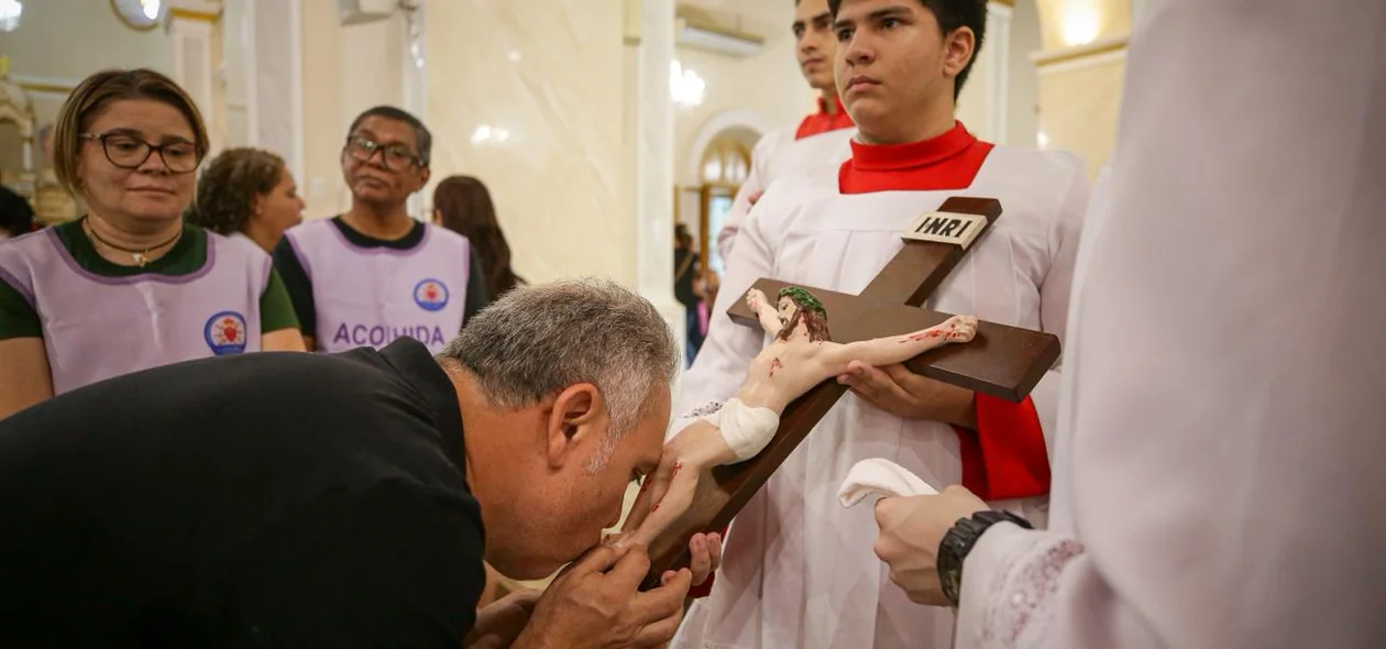 Adoração com o Beijo da Cruz