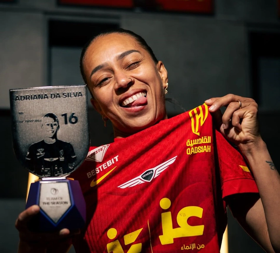 Adriana Silva é eleita um das melhores atacantes da Liga Saudita Feminina em 2026