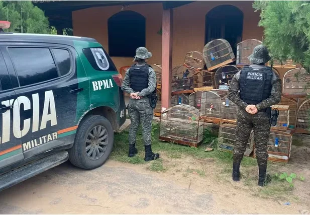 Agentes no local do crime