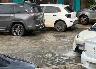 Água acumulada na Avenida Jóquei Clube em Teresina