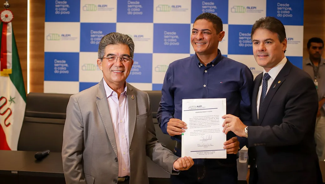 Aprovados no concurso da Alepi são empossados