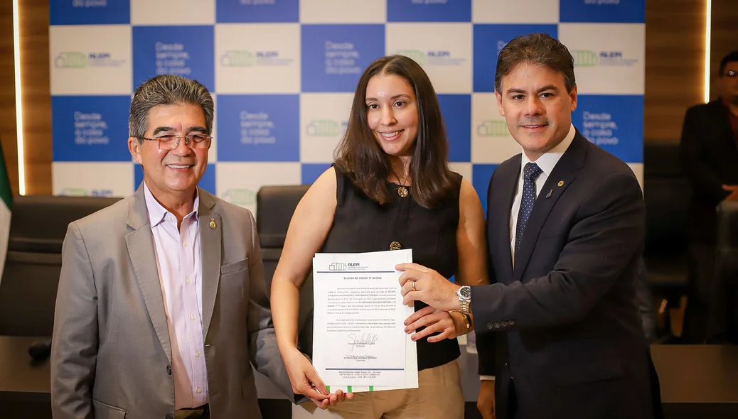 Aprovados no concurso da Alepi são empossados