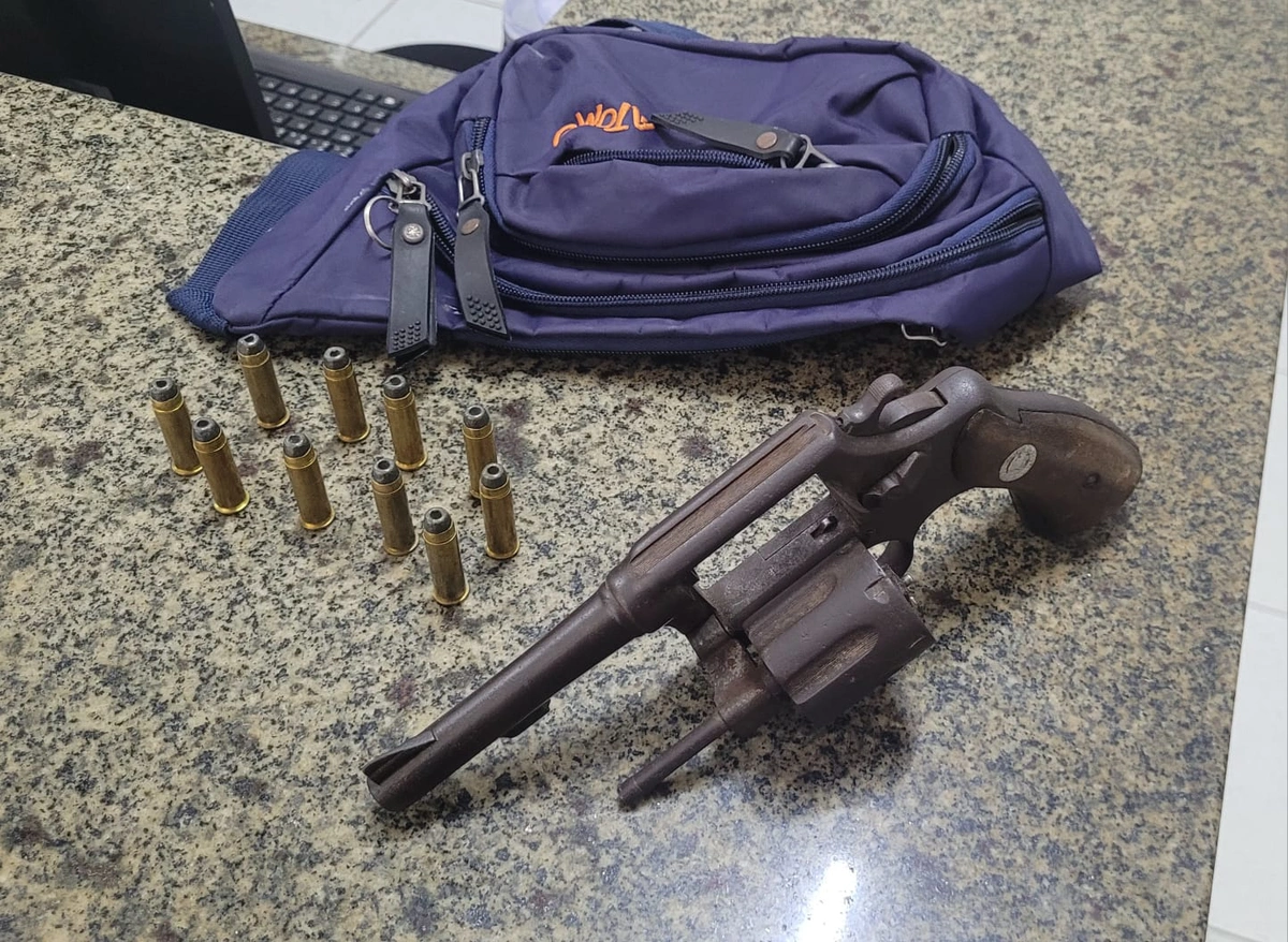 Arma de fogo e munições apreendidas durante ação da Polícia Civil