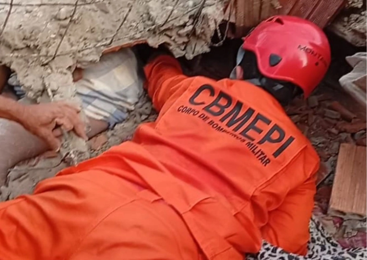 Bombeiros retiraram criança dos escombros de sobrado em Barras