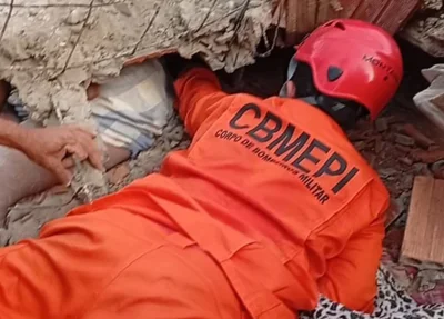 Bombeiros retiraram criança dos escombros de sobrado em Barras