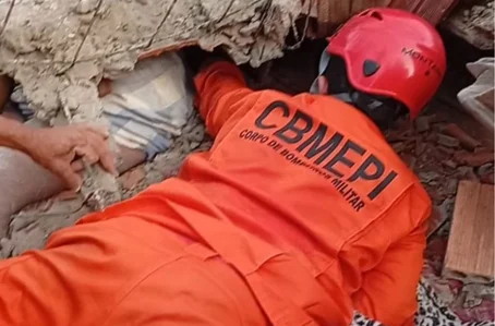 Bombeiros retiraram criança dos escombros de sobrado em Barras