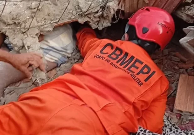 Bombeiros retiraram criança dos escombros de sobrado em Barras