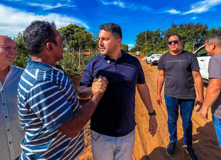 Breno cumprimenta moradores
