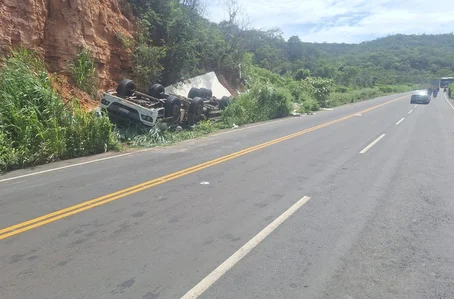 Caminhão tombou na PI 141 no Sul do Piauí