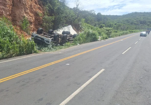 Caminhão tombou na PI 141 no Sul do Piauí