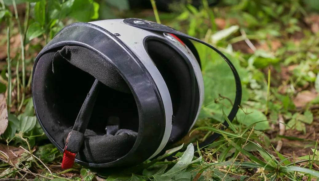 Capacete foi encontrado próximo ao corpo