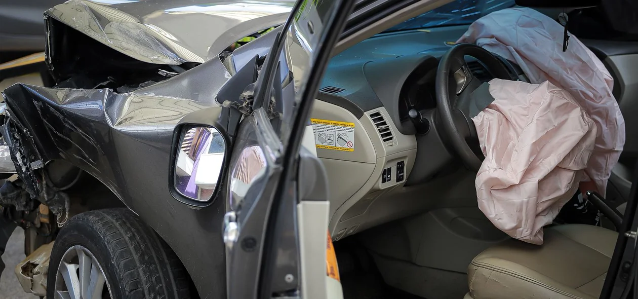 Carro ficou destruído