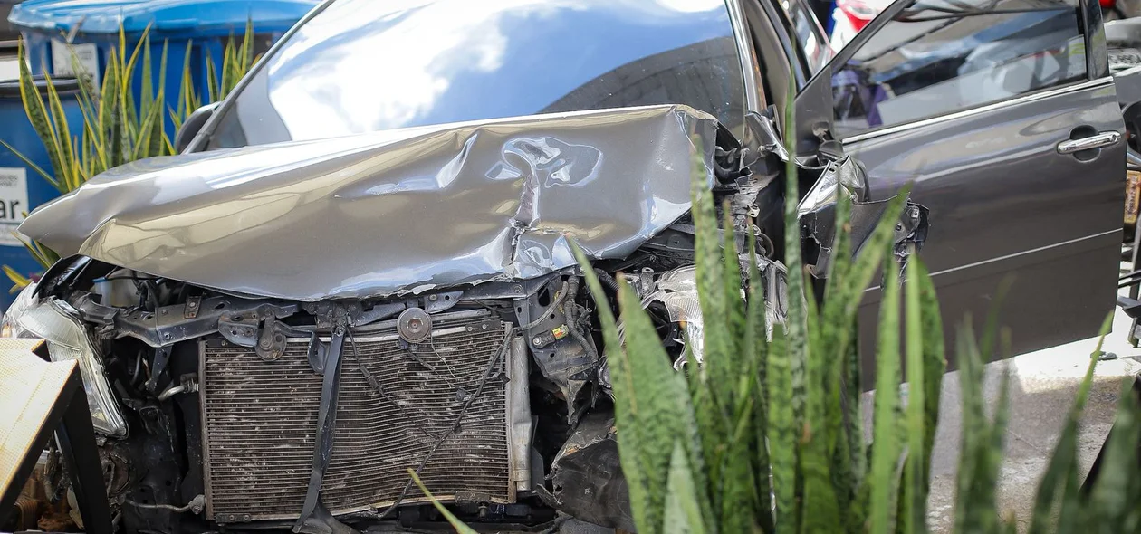 Carro ficou destruído