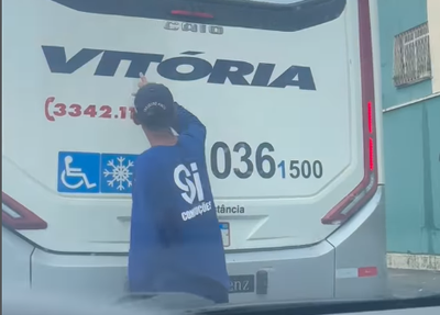 Catador ajuda neto a ler palavra em ônibus