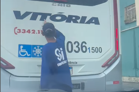 Catador ajuda neto a ler palavra em ônibus