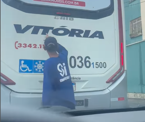 Catador ajuda neto a ler palavra em ônibus