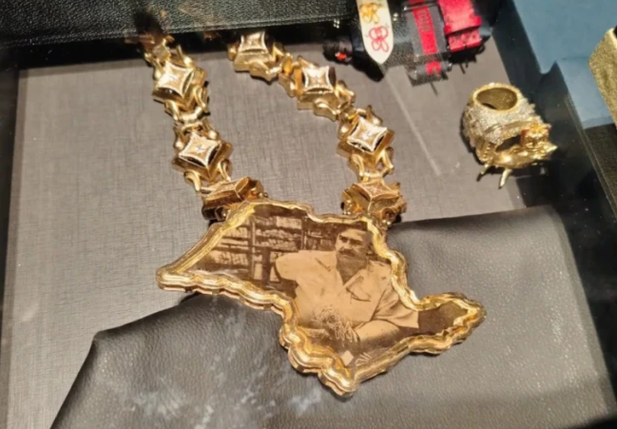 Colar dourado com a imagem do traficante Pablo Escobar