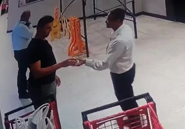 Delegado da Polícia Federal foi detido após ser flagrado tentando furtar um produto de luxo