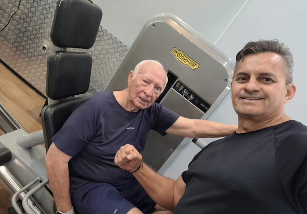 Demóstenes com o Dr. Nascimento na musculação terapêutica