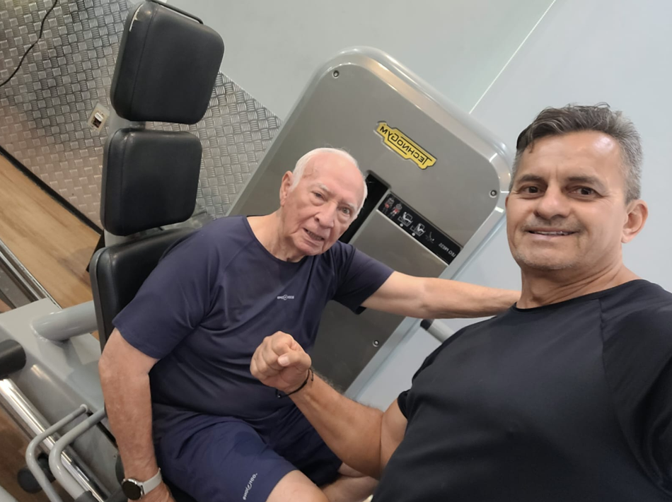 Demóstenes com o Dr. Nascimento na musculação terapêutica