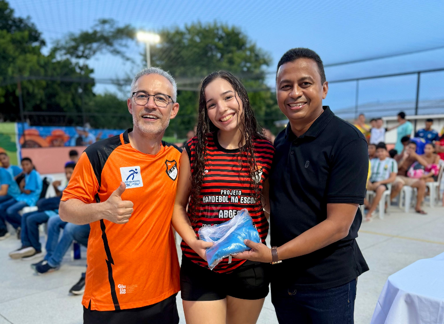 Deputado Dr. Francisco entrega equipamento esportivo em Teresina