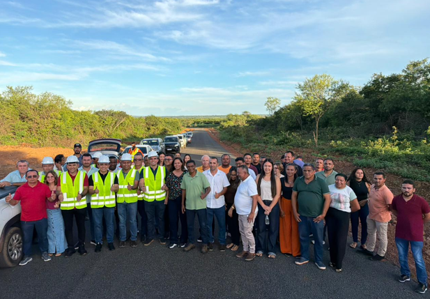 Deputado e prefeitos vistoria obras de rodovia entre Colônia e São Francisco do Piauí