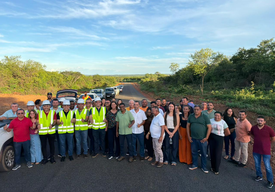 Deputado e prefeitos vistoria obras de rodovia entre Colônia e São Francisco do Piauí