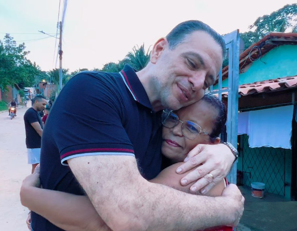 Deputado Gessivaldo Isaías cumprimenta moradora