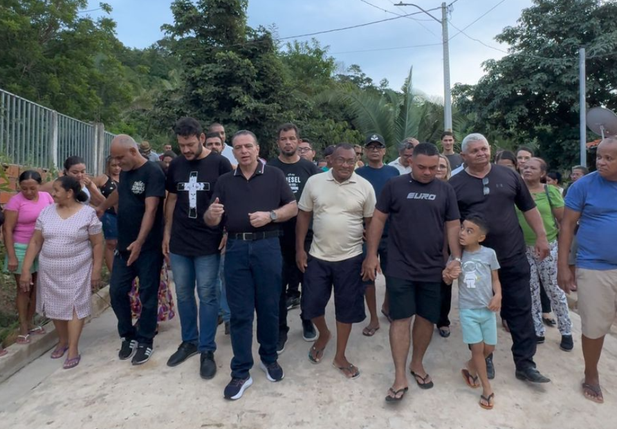Deputado Gessivaldo Isaías entrega calçamento na Vila Gayoso em Teresina