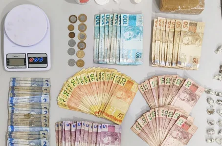 Dinheiro apreendido em boca de fumo na cidade de Porto
