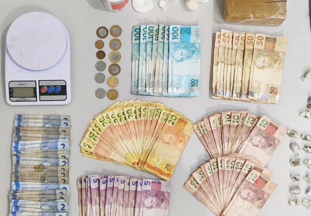 Dinheiro apreendido em boca de fumo na cidade de Porto