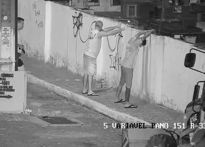 Dois suspeitos flagrados pela PM pichando muro do cemitério São Judas Tadeu
