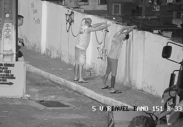 Dois suspeitos flagrados pela PM pichando muro do cemitério São Judas Tadeu