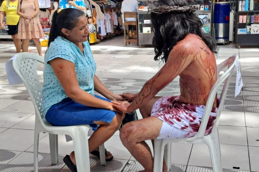 Dona Maria dos Remédios se emocionou com representação de Cristo