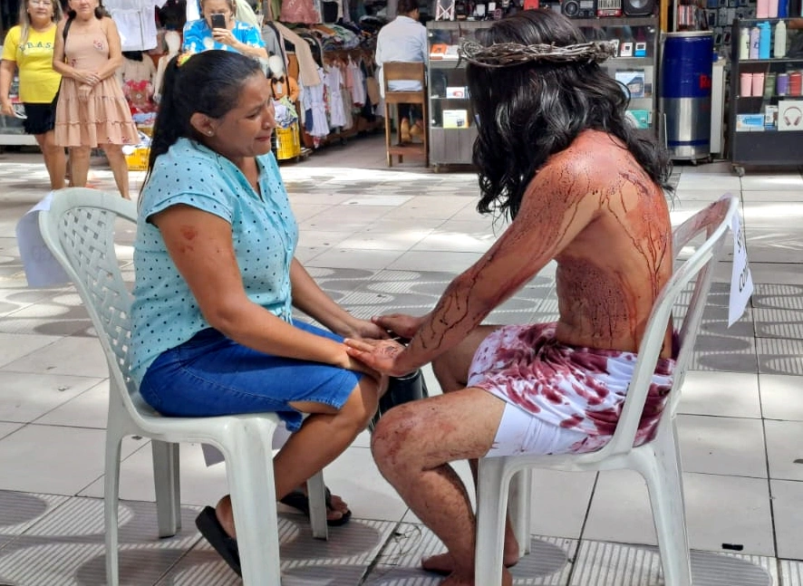 Dona Maria dos Remédios se emocionou com representação de Cristo
