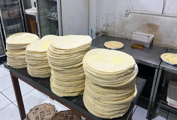 Dono de pizzaria é indiciado após cliente morrer e 100 passarem mal