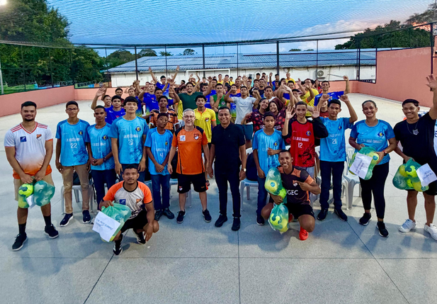 Dr. Francisco entrega equipamento esportivo em Teresina