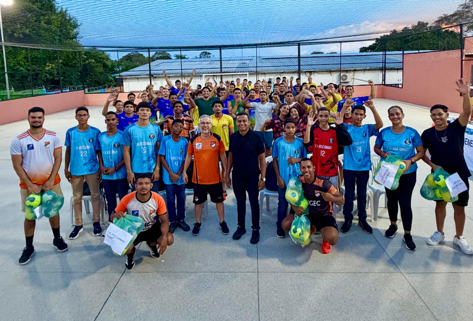 Dr. Francisco entrega equipamento esportivo em Teresina