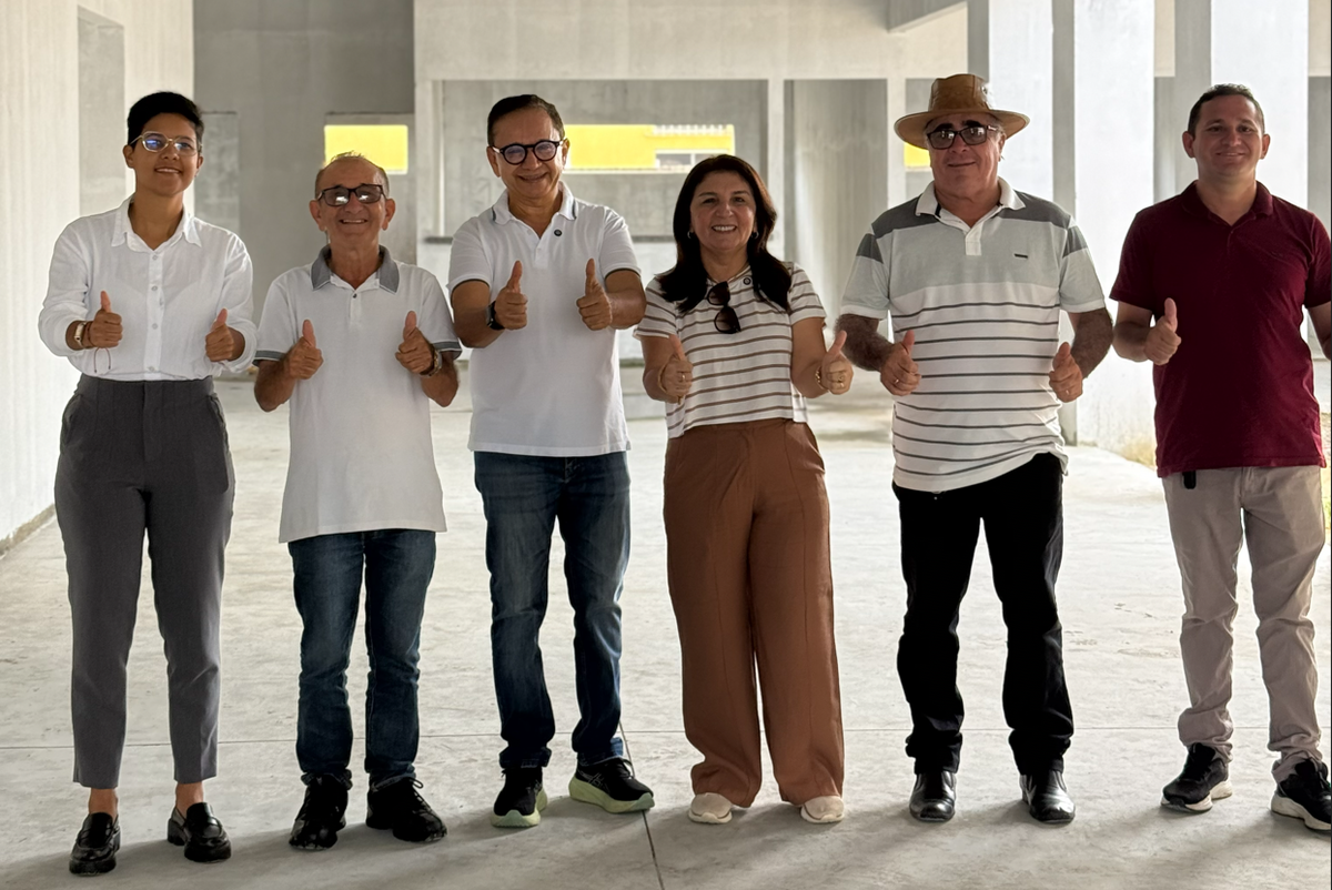 Dr. Hélio e prefeita Maninha acompanham obra do novo Mercado Municipal em Luís Correia