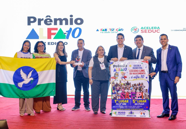 Educação de Hugo Napoleão recebe prêmio Alfa-10 durante solenidade em Teresina