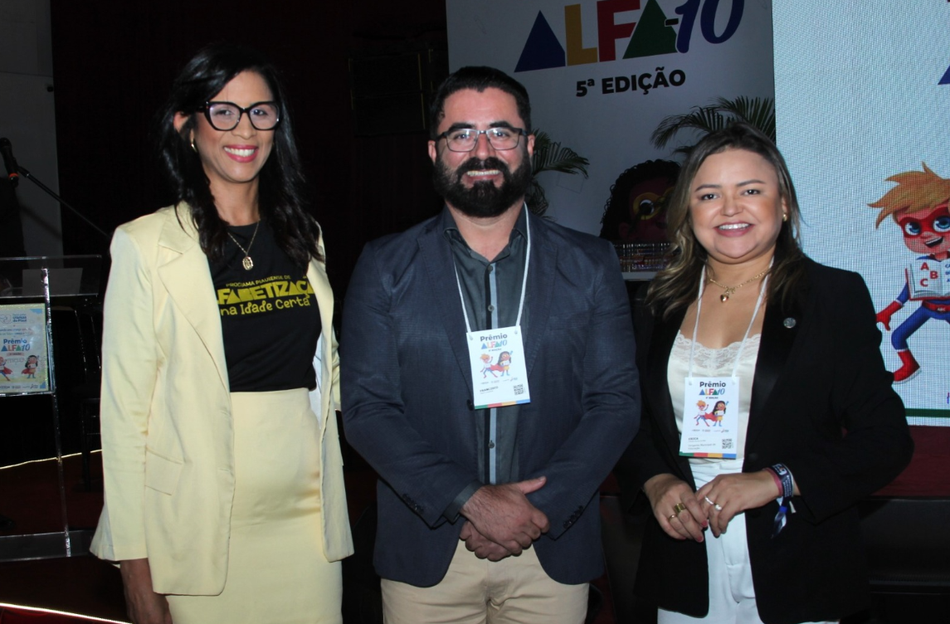 Educação de Hugo Napoleão recebe prêmio Alfa-10 durante solenidade em Teresina
