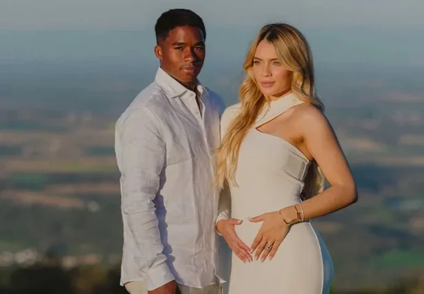 Endrick posa ao lado da esposa Gabriely Miranda