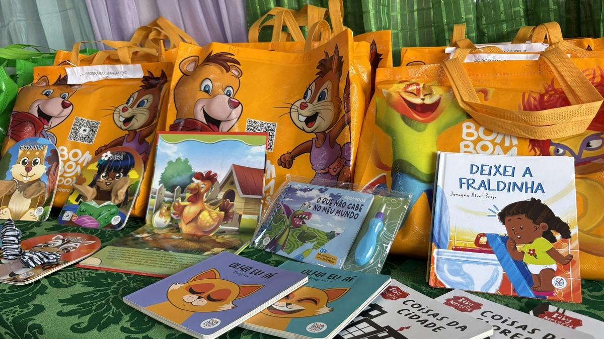 Entrega de kits de livros em Esperantina