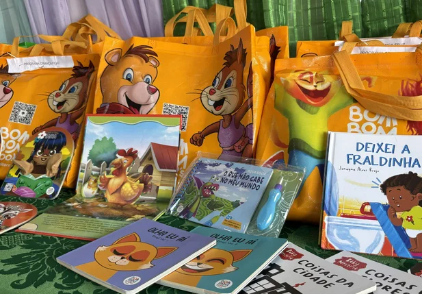 Entrega de kits de livros em Esperantina