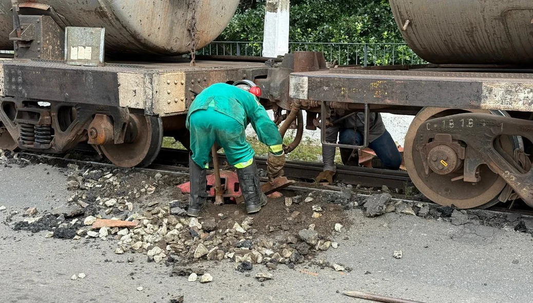 Equipes da Ferroviária Transnordestina Logística no local da ocorrência