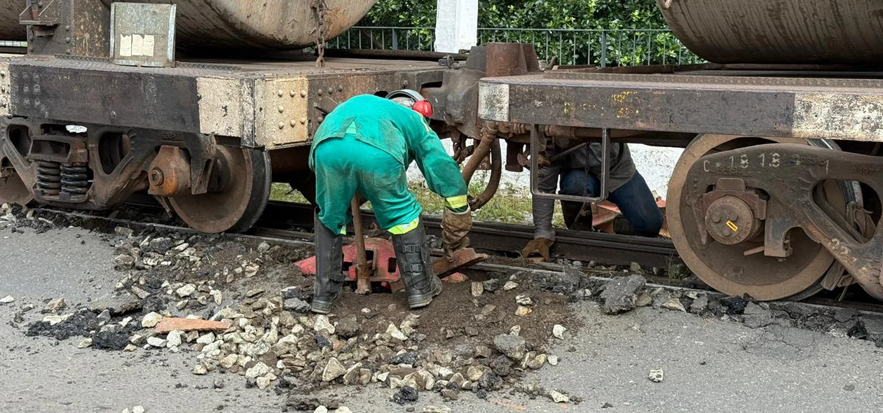 Equipes da Ferroviária Transnordestina Logística no local da ocorrência