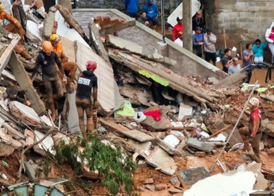Equipes do Corpo de Bombeiros trabalhando em desabamento de imóvel
