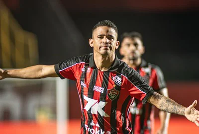 Erick comemora gol do Vitória no Barradão